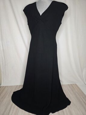 Jones Wear Black V-Neck Maxi Dress